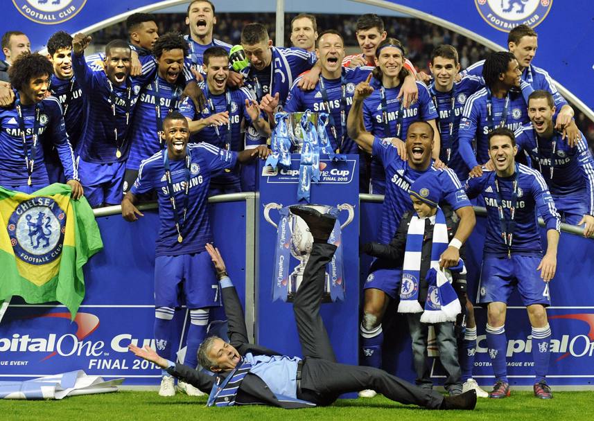 Jos Mourinho festeggia il trionfo in Premier il 3 maggio: Chelsea campione con tre turni di anticipo. Epa